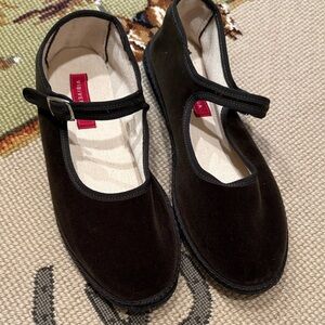 Vibi Venezia Dark Green Mary Jane Flats NWOT 38